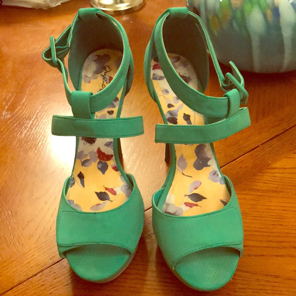 Qupid platform pumps in Teal